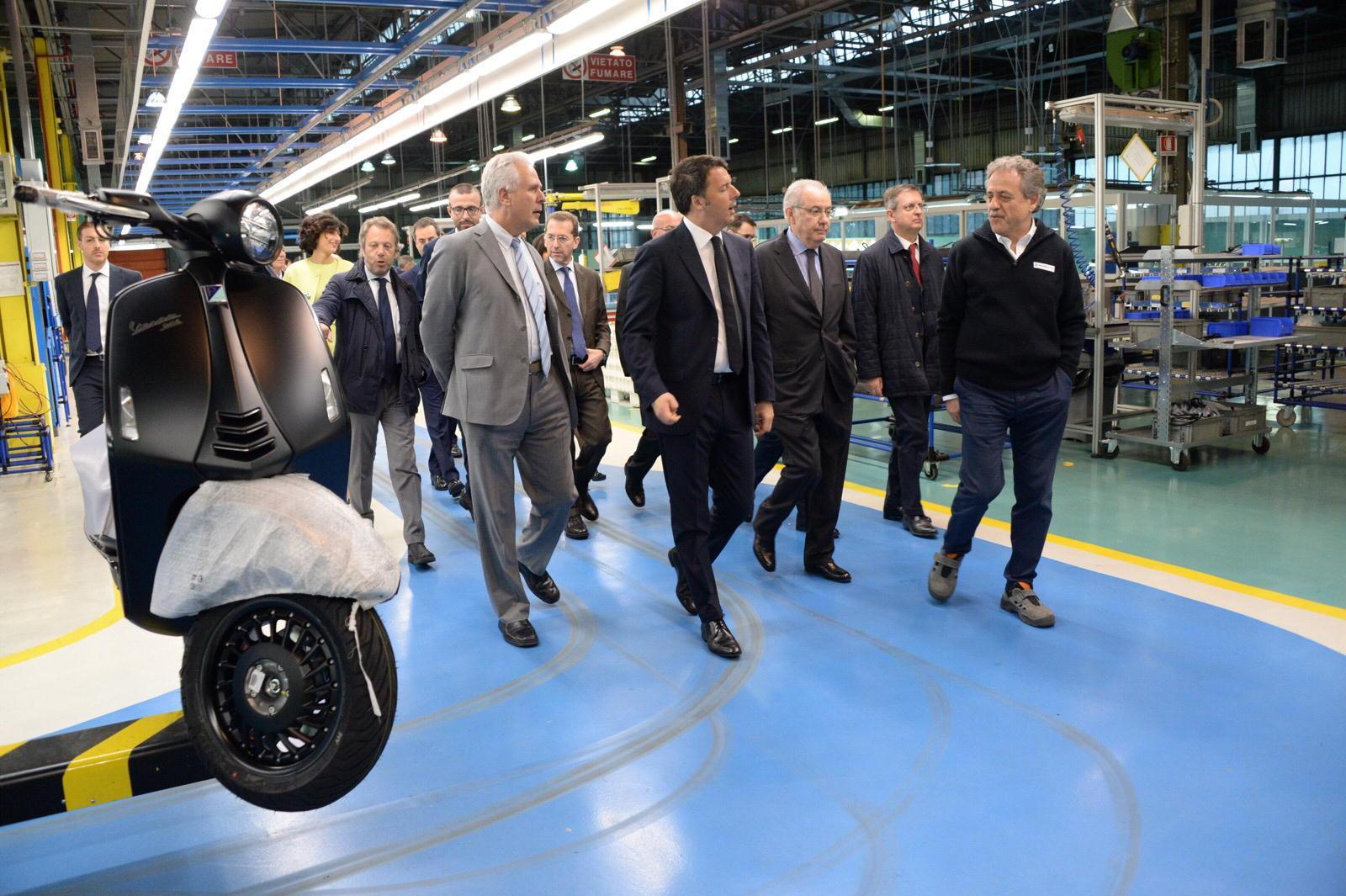 Un momento della visita del premier Matteo Renzi alla Piaggio accompagnato da Roberto Colaninno