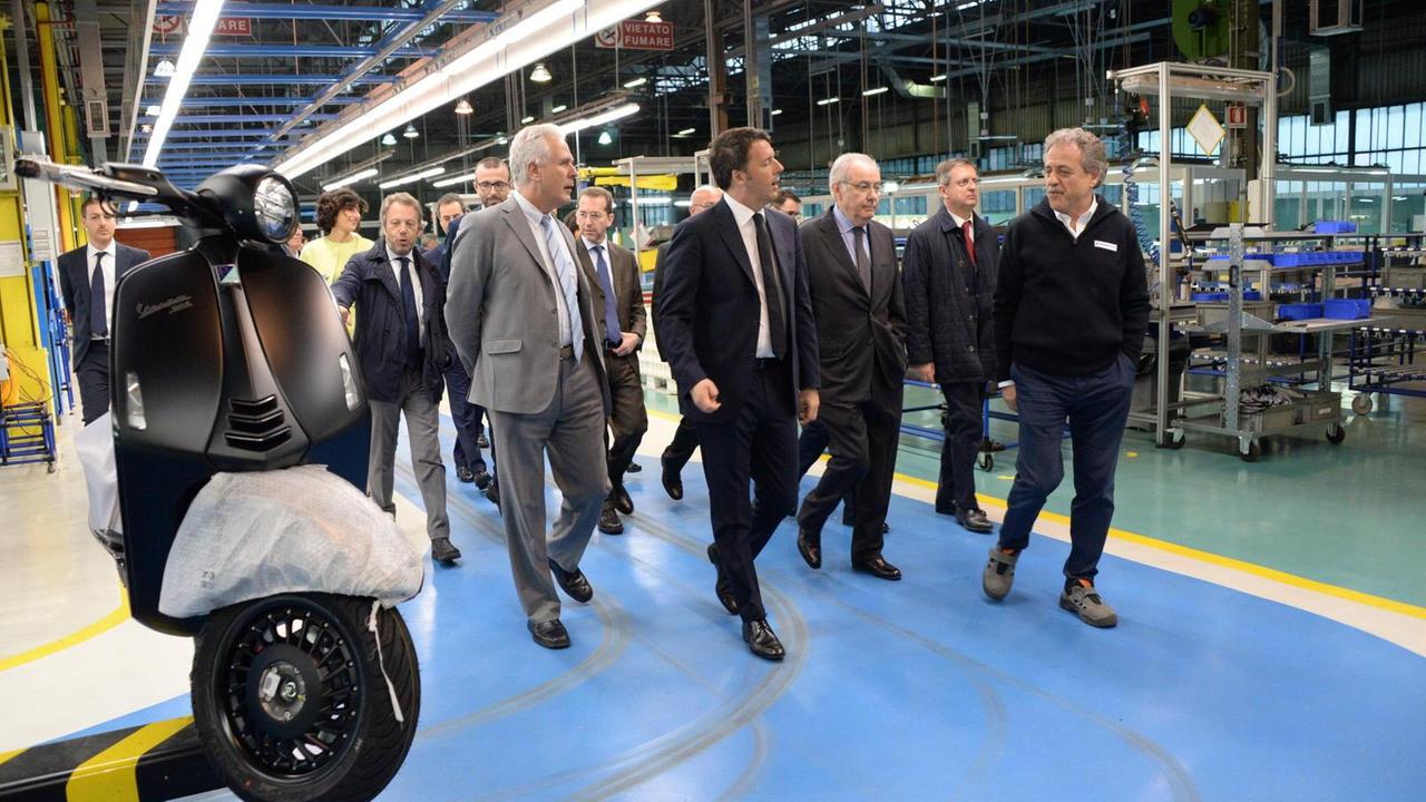 Un momento della visita del premier Matteo Renzi alla Piaggio accompagnato da Roberto Colaninno
