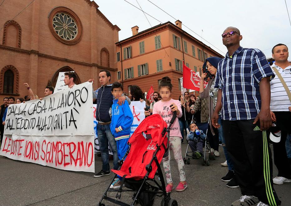 I manifestanti a Modena: «Muzzarelli, calpesti i diritti dei più deboli» 