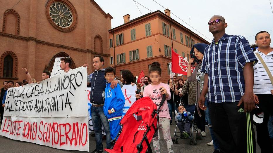 I manifestanti a Modena: «Muzzarelli, calpesti i diritti dei più deboli»