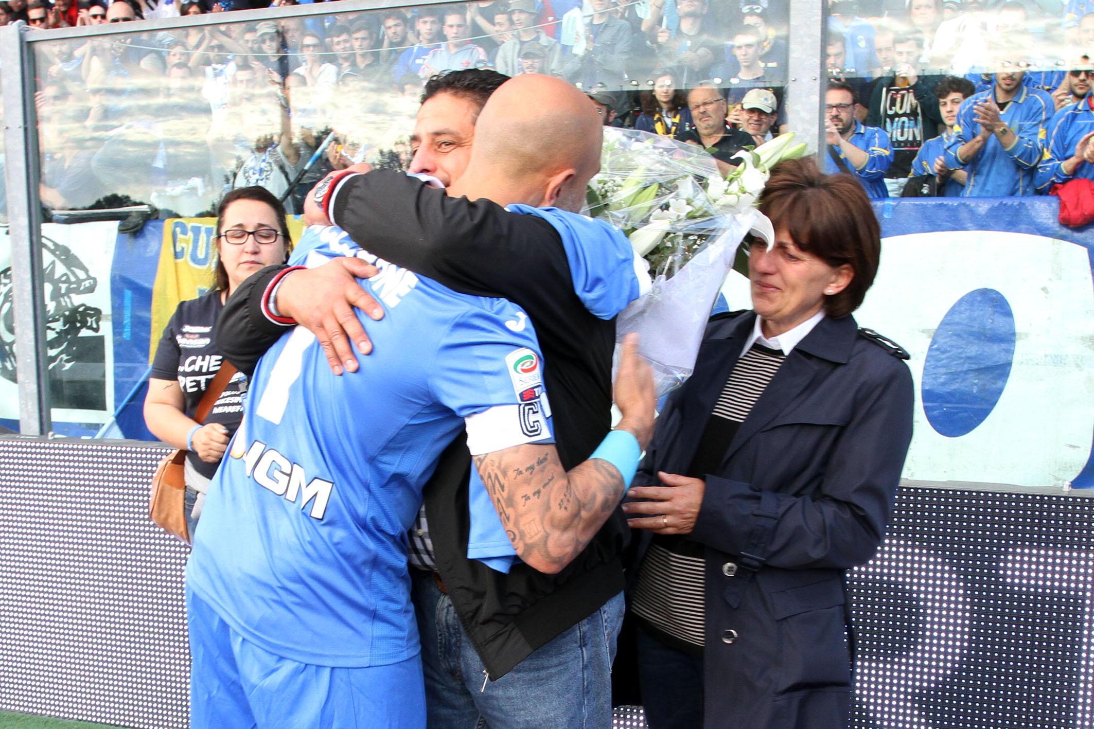 L'abbraccio del capitano a Daniele Cianci e sua moglie Paola (Foto Agenzia Carlo Sestini)