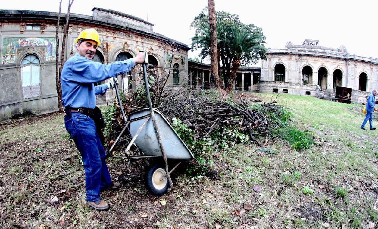 Volontario al lavoro per la pulizia delle terme del Corallo (Marzi Pentafoto)