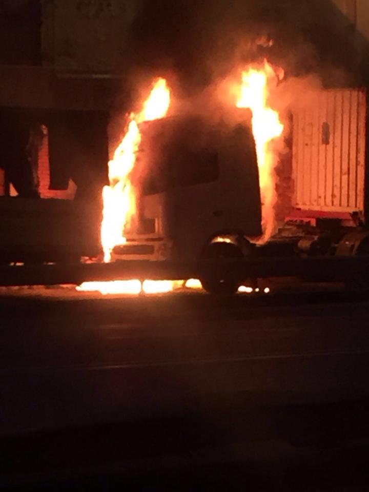 Il mezzo avvolto dalle fiamme