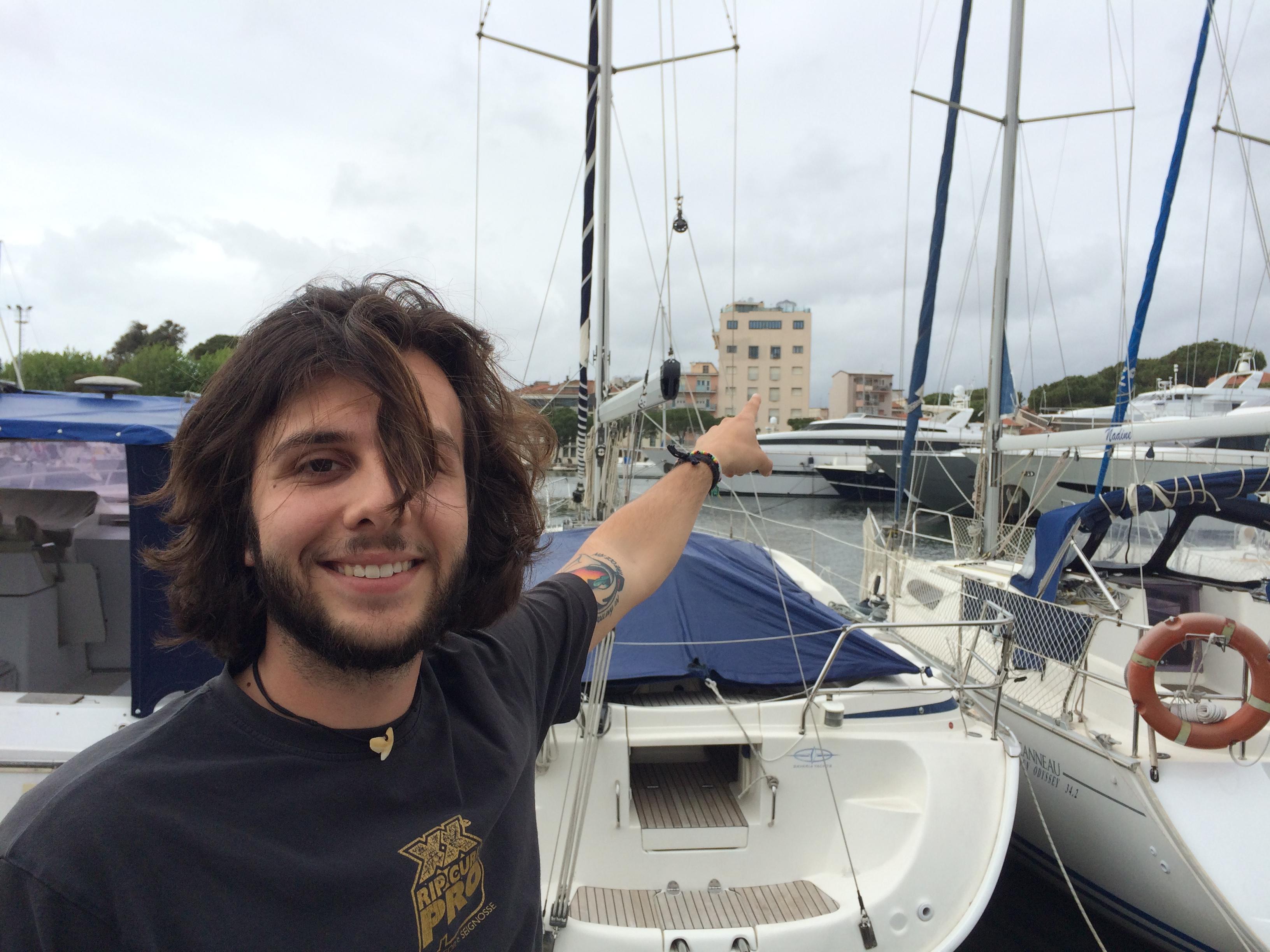 Gianluca Larini indica il nord dalla Darsena di Viareggio 