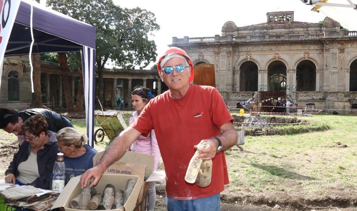 Emilio Rossini mostra le vecchie bottiglie e bottigliete ritrovate (Marzi Pentafoto)