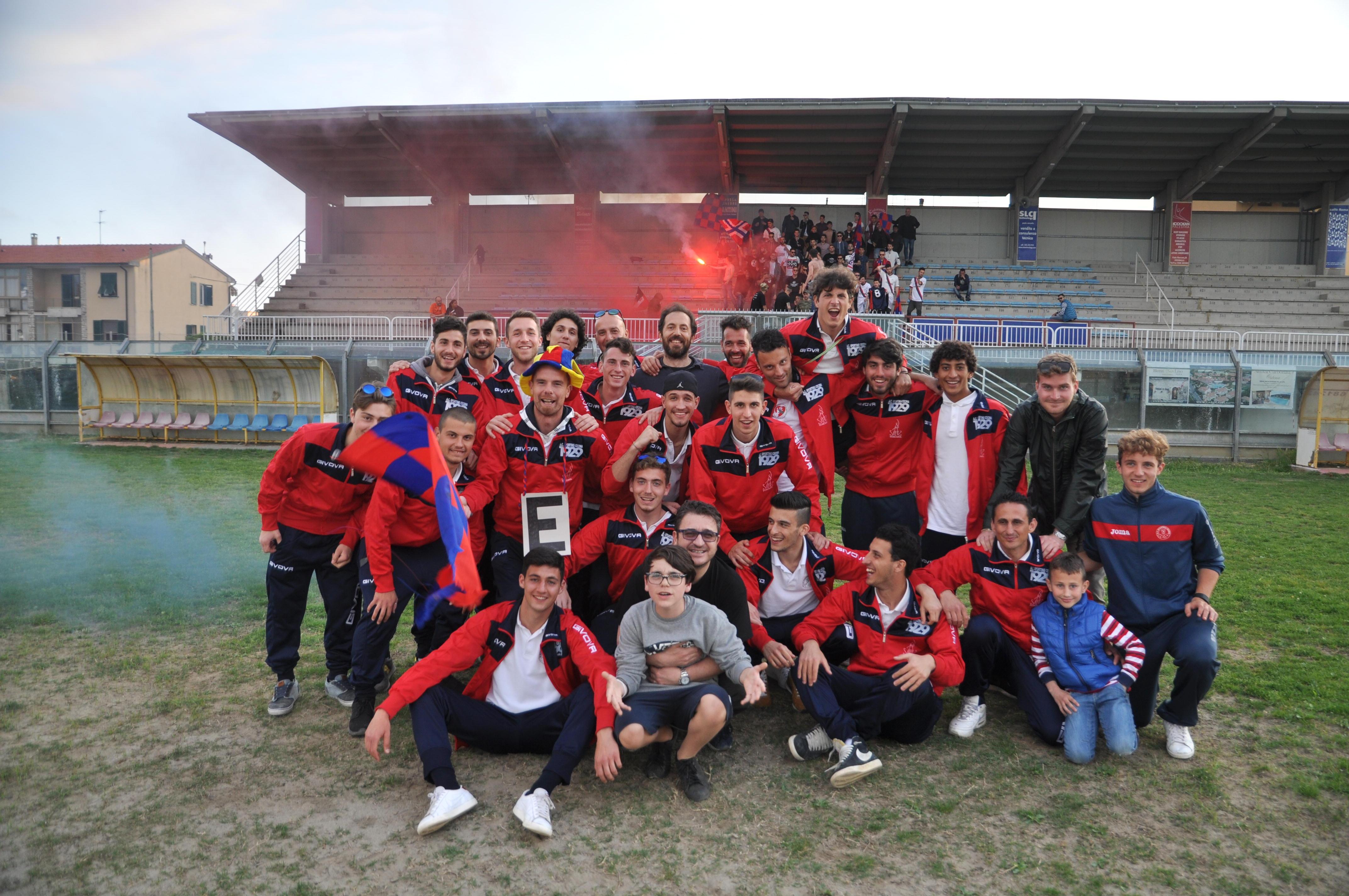 L'esultanza del Cecina allo stadio Loris Rossetti (Foto Falorni/Silvi)