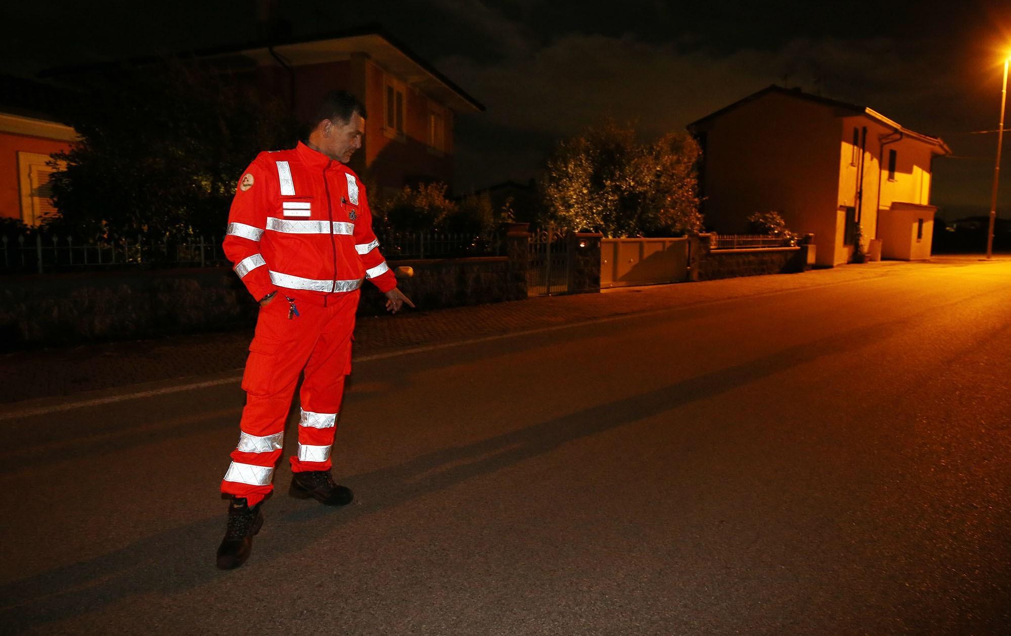 Uno dei soccorritori indica il punto dell'investimento (foto Nucci)