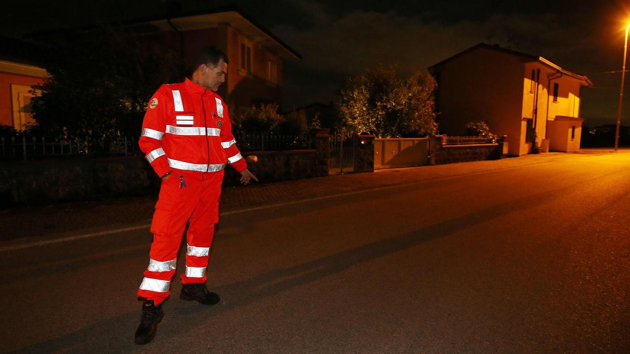 Uno dei soccorritori indica il punto dell'investimento (foto Nucci)