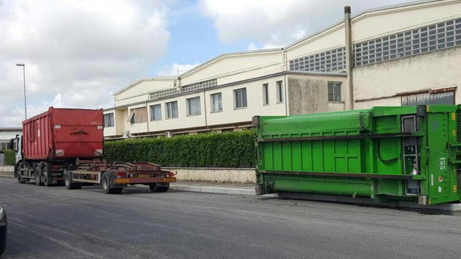 Autotreno perde il cassone del rimorchio