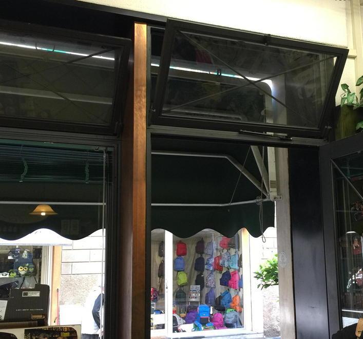 Entrano dalla finestra e rubano 1.500 euro in un negozio