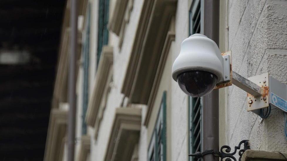 Derubano anziana: scoperti grazie a una telecamera