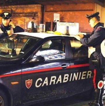Il ladro si dà alla fuga e lui spara in aria 