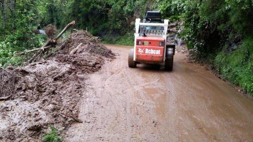 Una grossa frana blocca la strada della montagna