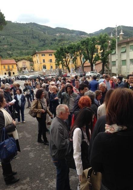 Sacchi pieni di sfalci lasciati per protesta davanti al municipio 