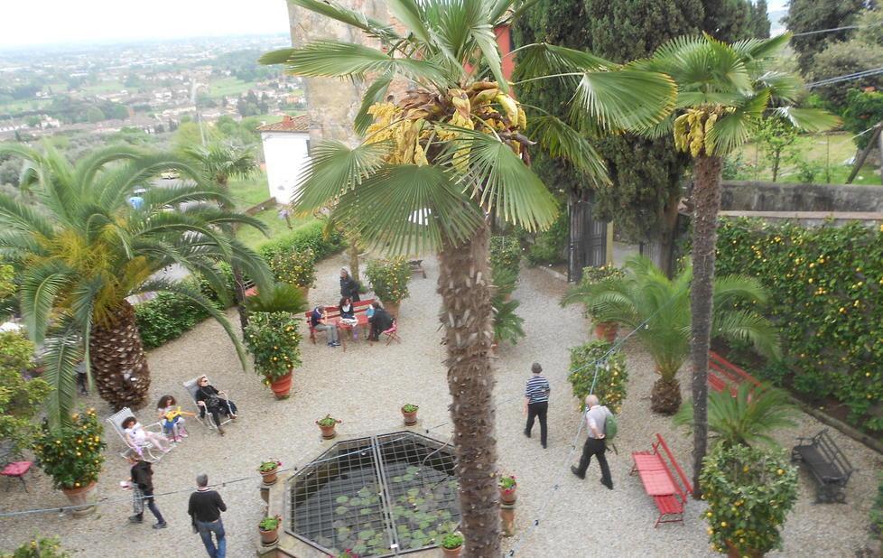 Una folla di turisti-golosi a passeggio per i tre colli 
