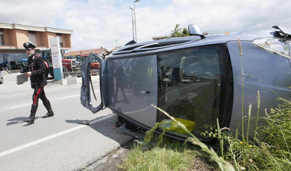 Scontro sulla via Romana l’automobile si ribalta 