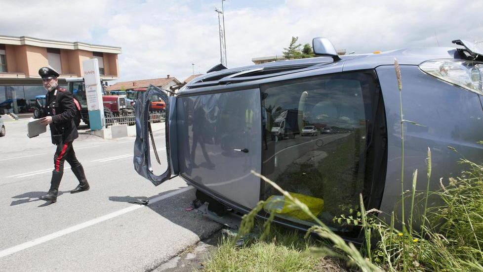 Scontro sulla via Romana l’automobile si ribalta
