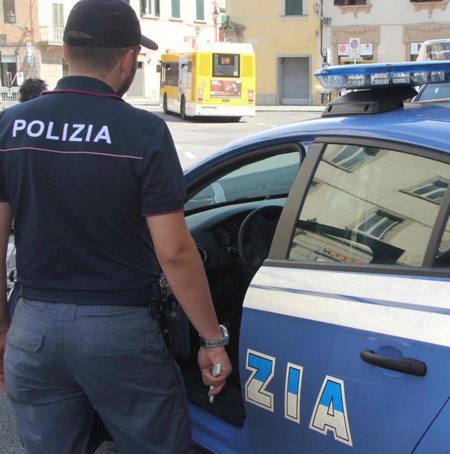 Il ladro si dà alla fuga agente spara in aria 