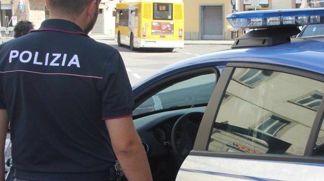 Il ladro si dà alla fuga agente spara in aria