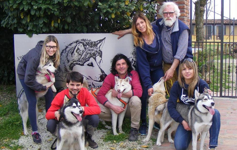 Sei viandanti e sei cani Husky sulla via Francigena 