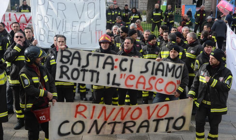 Sit in dei vigili del fuoco davanti alla prefettura