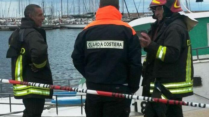 Un peschereccio in avaria rischia di affondare al porto