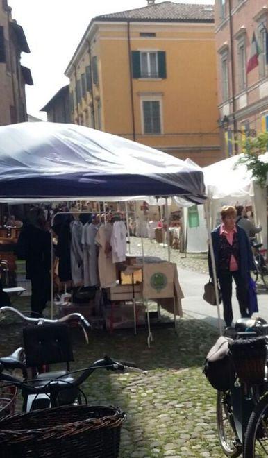 Chiuso il mercatino artistico: «Non si fa così, un bel danno»