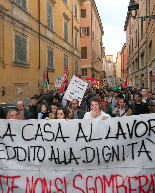 Modena, in 400 sfilano senza incidenti per il diritto alla casa e contro lo sgombero 