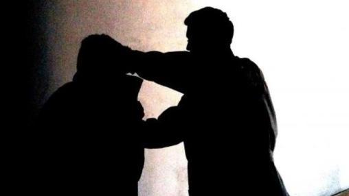 Sequestrato da un trans che tenta di violentarlo