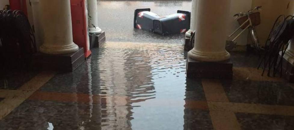 Come a Venezia la piazza sott’acqua Disagi per i negozi 