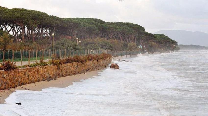 Mareggiata sulla spiaggia davanti al villaggio di Torre Mozza