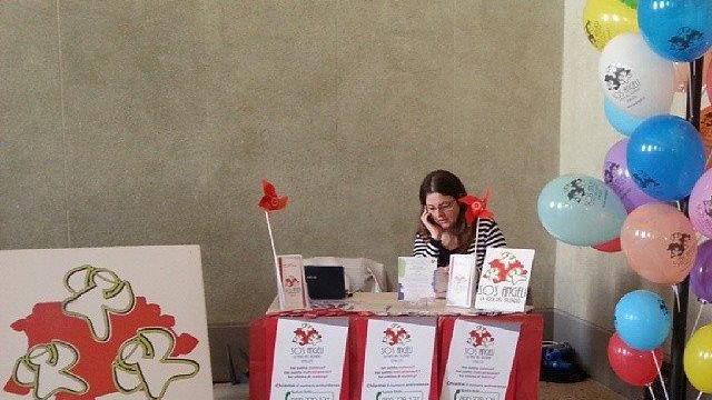 Simona Peri durante un'iniziativa di Sos Angeli