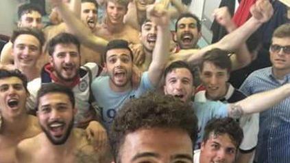 Il selfie dei giocatori del San Marco Avenza dopo la vittoria