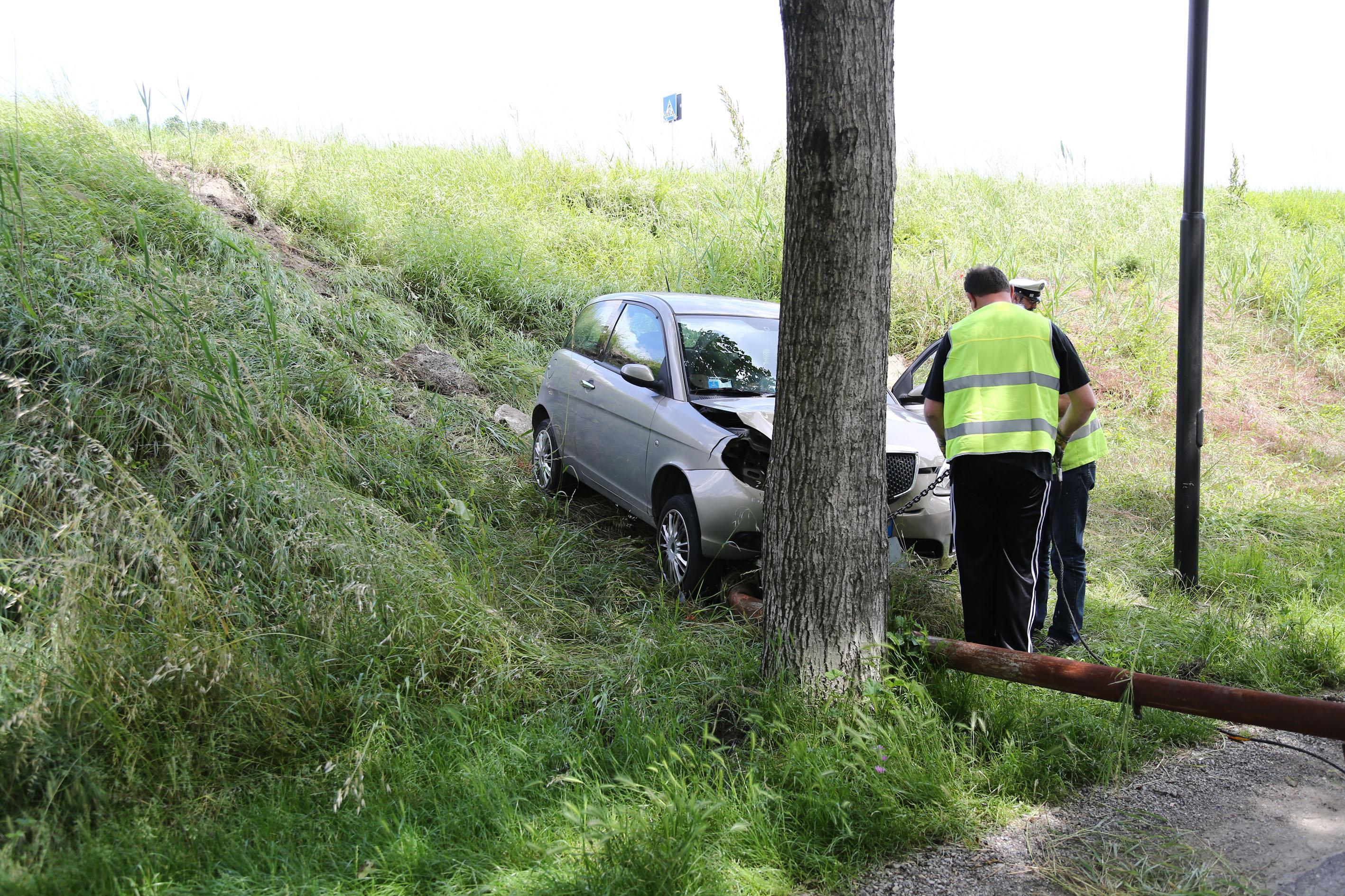 Precipita dall'argine, paura per un 89enne 