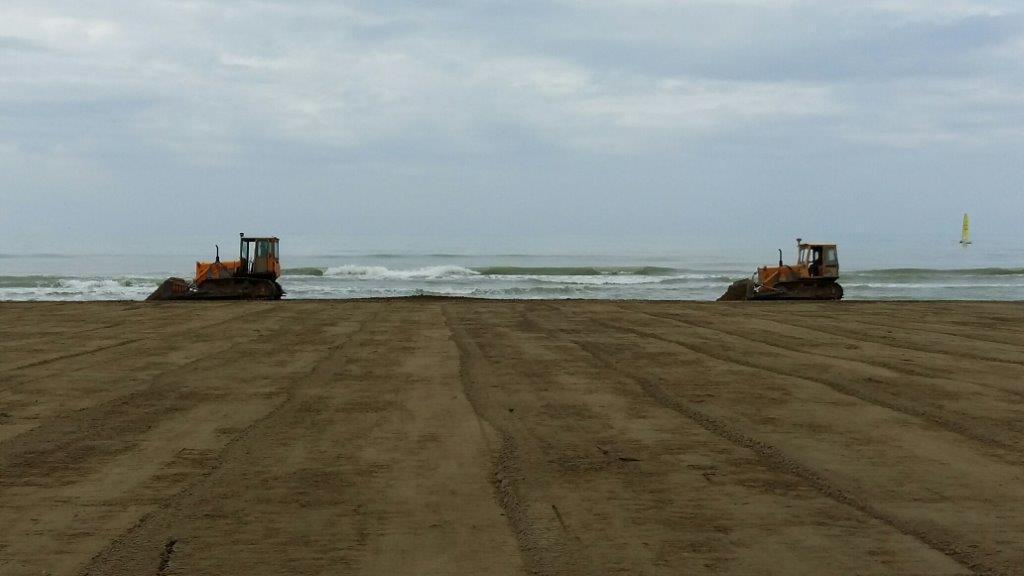 Ruspe in azione a Marina di Grosseto per livellare le spiagge