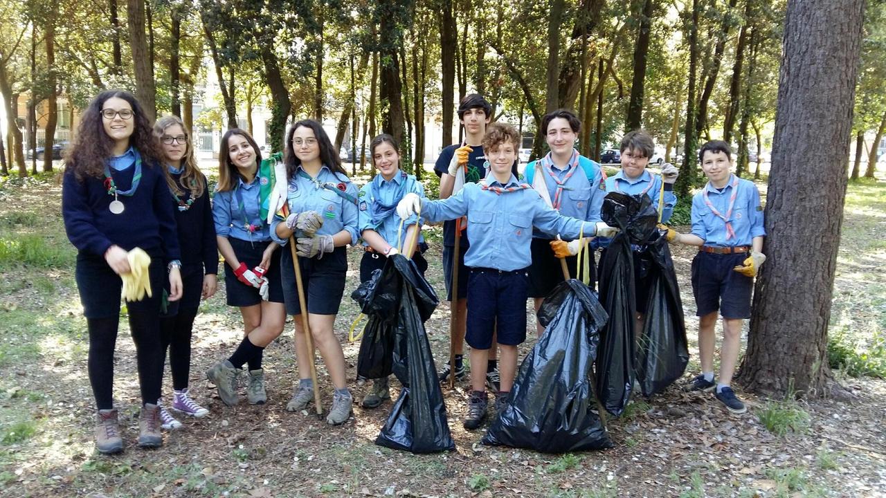 Uno dei gruppi scout impegnati nella pulizia della Pineta di Ponente