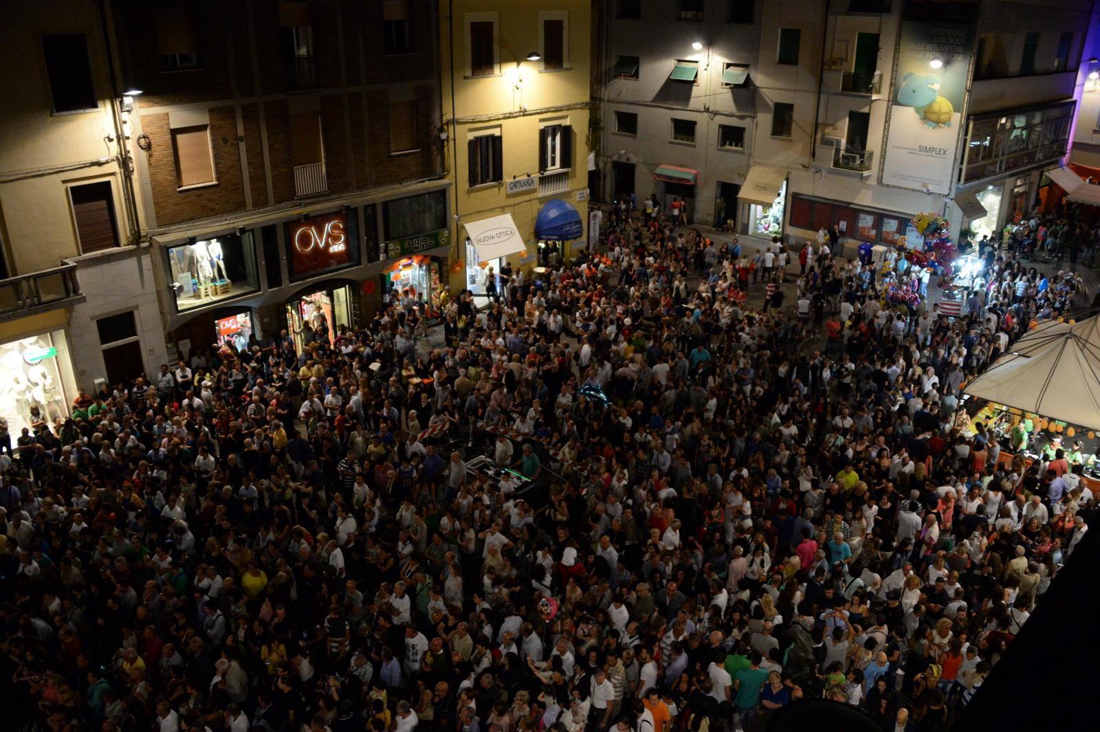 La folla nel centro di Pontedera per la Notte Bianca 2015 (Foto Franco Silvi)