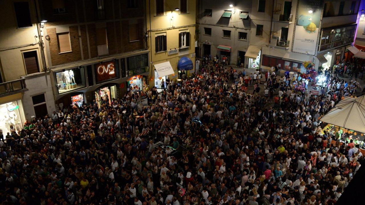 La folla nel centro di Pontedera per la Notte Bianca 2015 (Foto Franco Silvi)