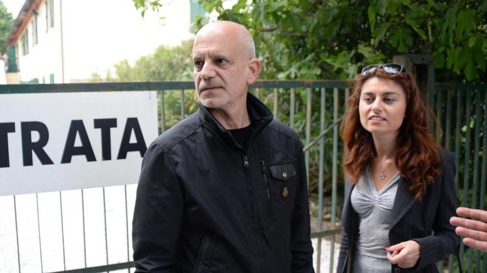 Tinaia, dai profughi va il deputato leghista e si scatena il caos