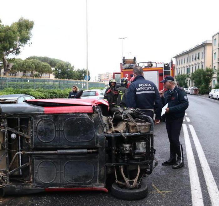 Ape colpisce un’auto in sosta e si ribalta sul viale Italia