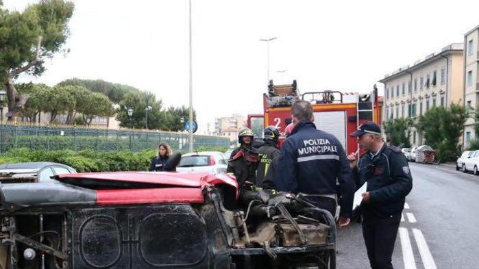 Ape colpisce un’auto in sosta e si ribalta sul viale Italia