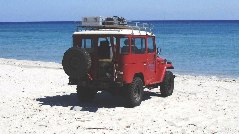 Con la jeep in riva al mare: multati 