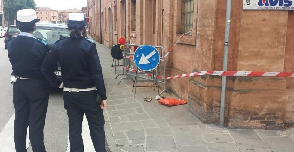 Crollano pezzi di cornicione Transenne davanti al palazzo