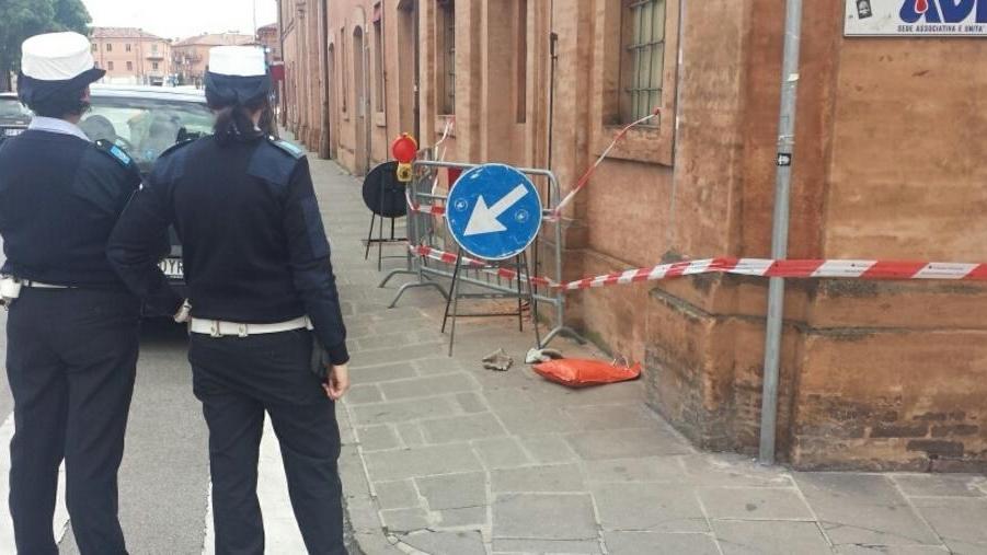Crollano pezzi di cornicione Transenne davanti al palazzo