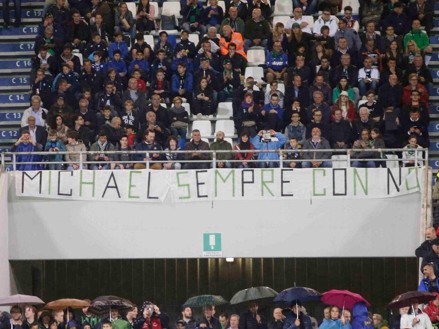 Striscioni negli stadi di calcio i tifosi salutano il piccolo Michael 