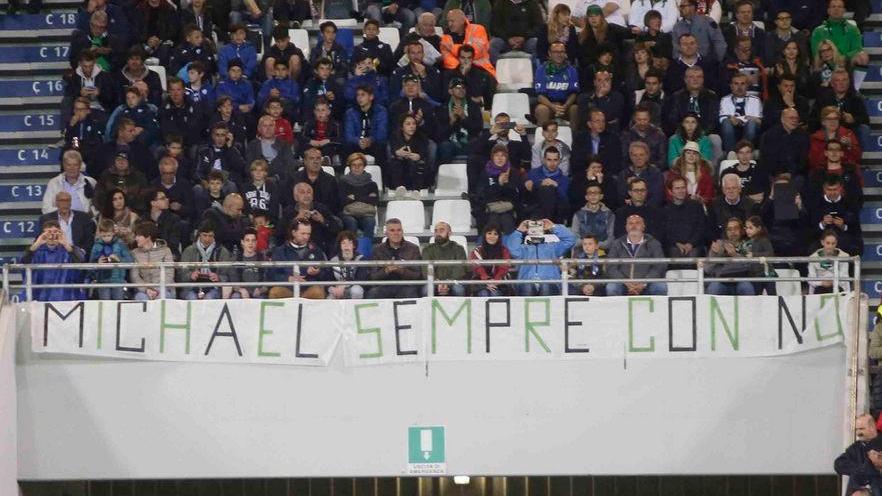 Striscioni negli stadi di calcio i tifosi salutano il piccolo Michael