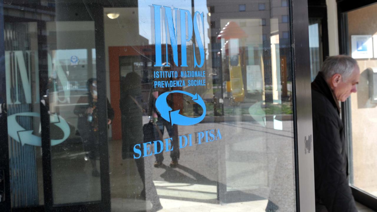 Truffa all'Inps d'accordo con trenta lavoratori: funzionario arrestato