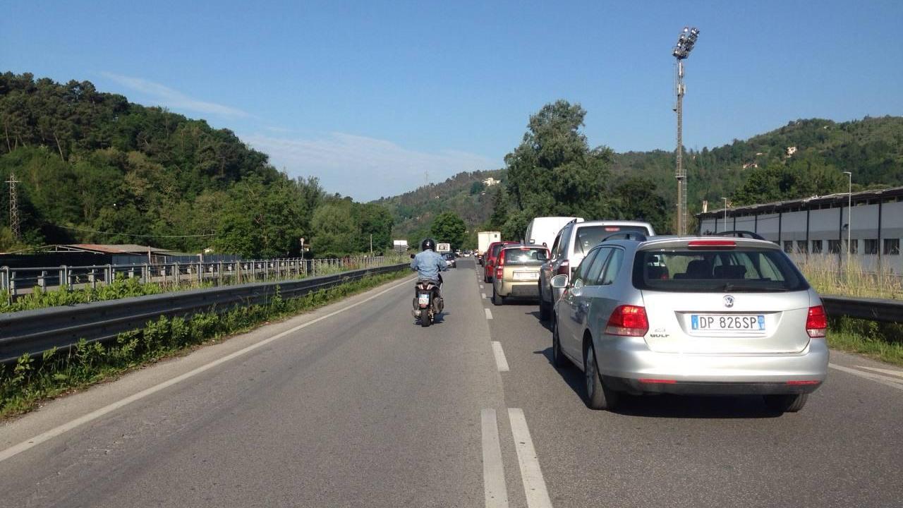 Le auto in coda sulla via provinciale di Camaiore