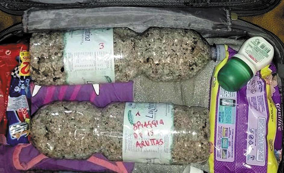 La sabbia di Is Arutas in valigia, turista fermata in aeroporto 