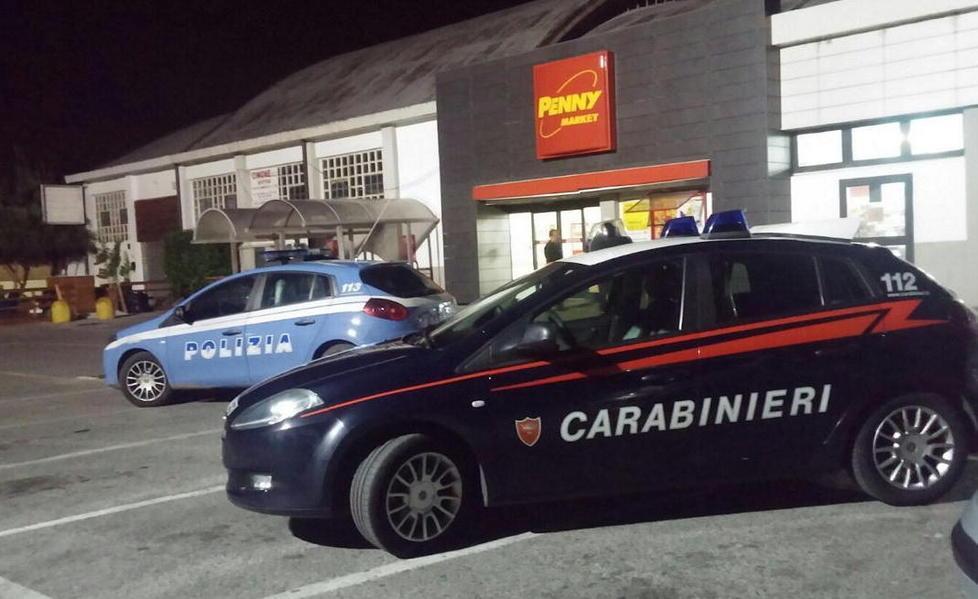Carabinieri e polizia di fronte al Penny market di Bozzano subito dopo il colpo